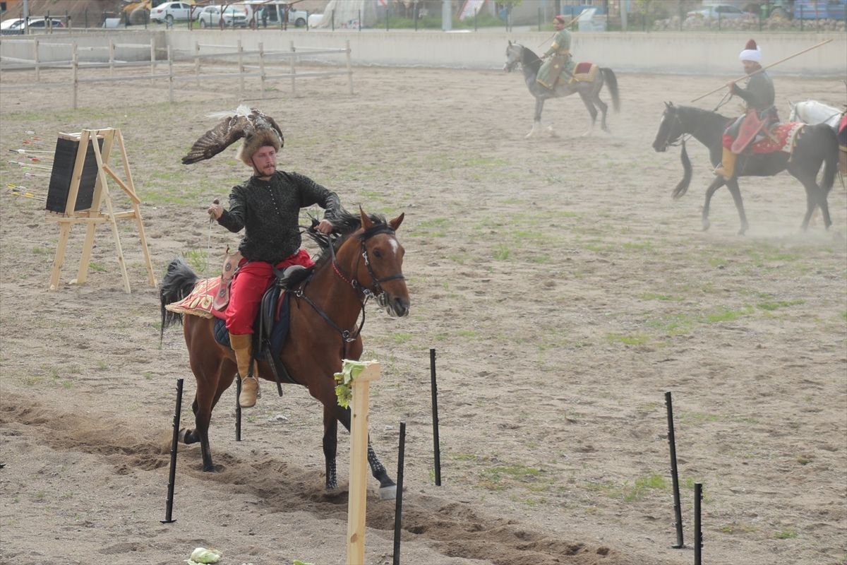 Kayseri\'de Atlı Spor Gösterisi