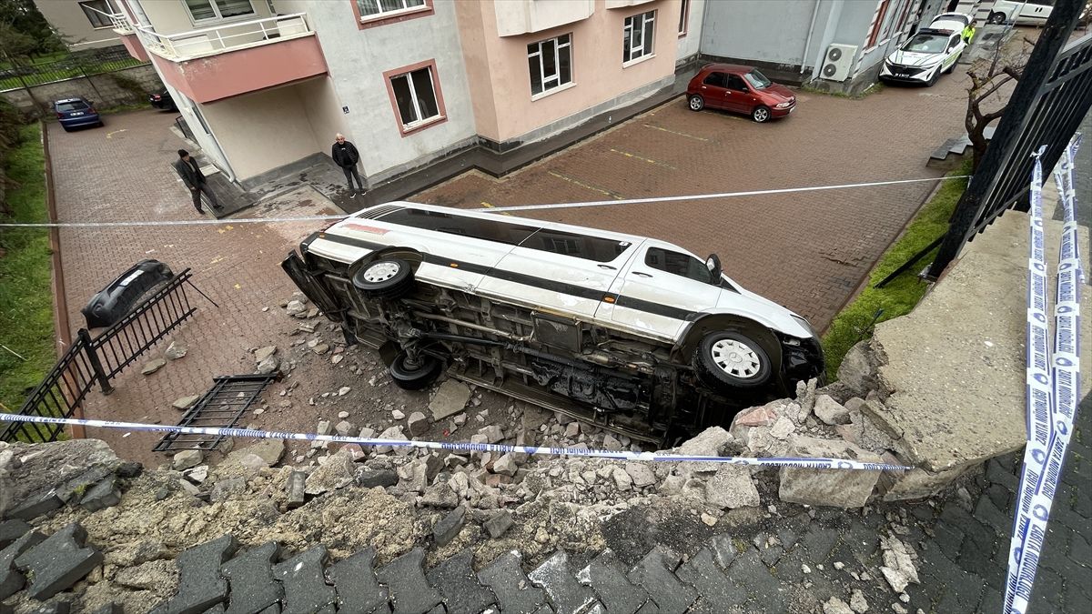 Kayseri\'de İşçi Servisi Apartman Bahçesine Düştü