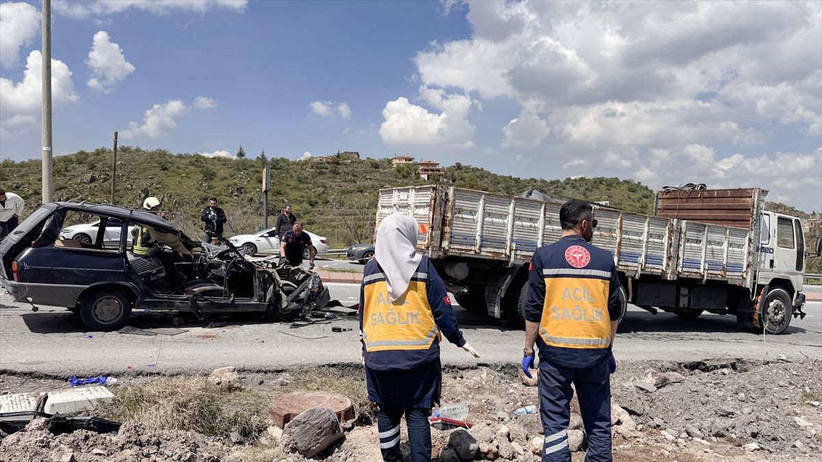 Kayseri\'de Trafik Kazası: Anne Öldü, Oğul Yaralı