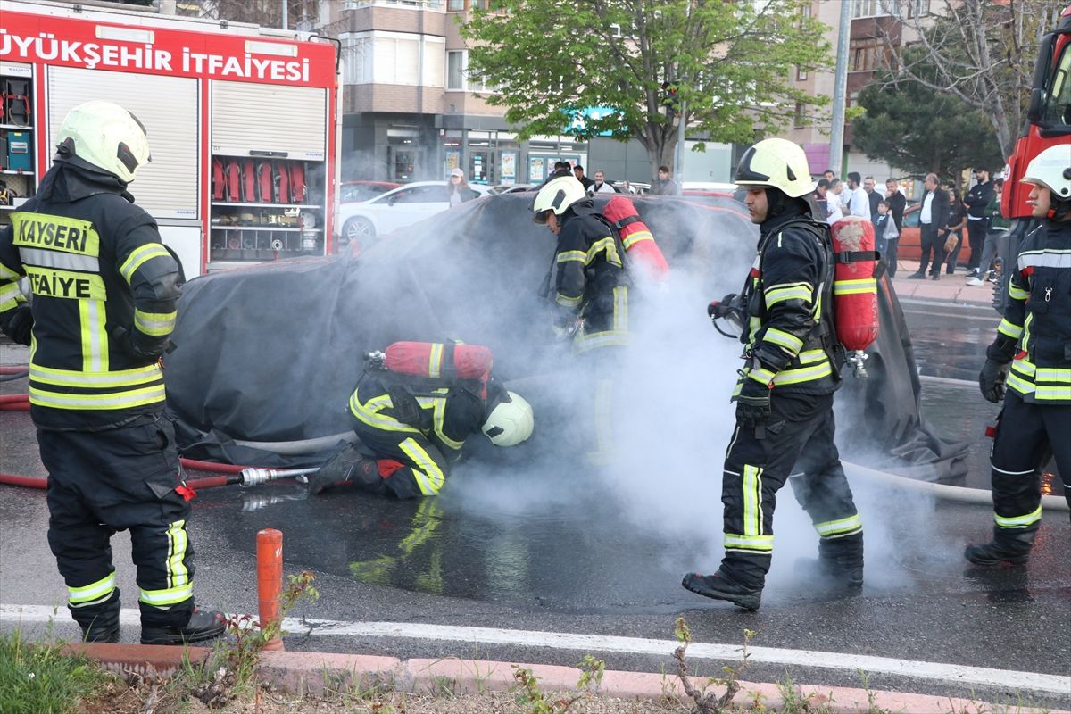 Kayseri\'de Elektrikli Araç Yangını Battaniye ile Söndürüldü