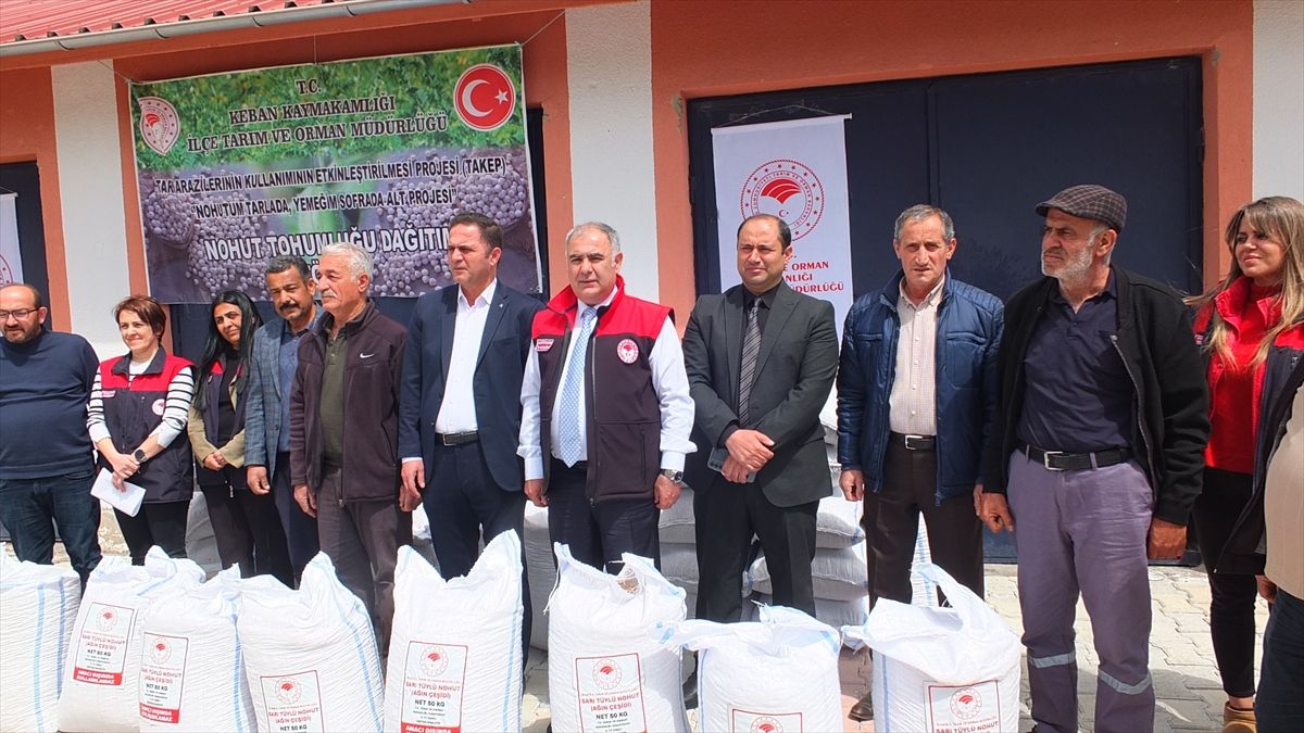Keban\'da Çiftçilere Nohut Tohumu Dağıtıldı
