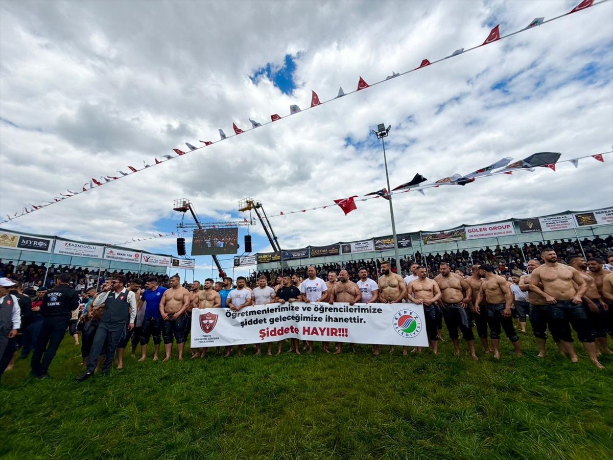 Kepez\'de Yağlı Güreşlerde Başpehlivan Enes Doğan