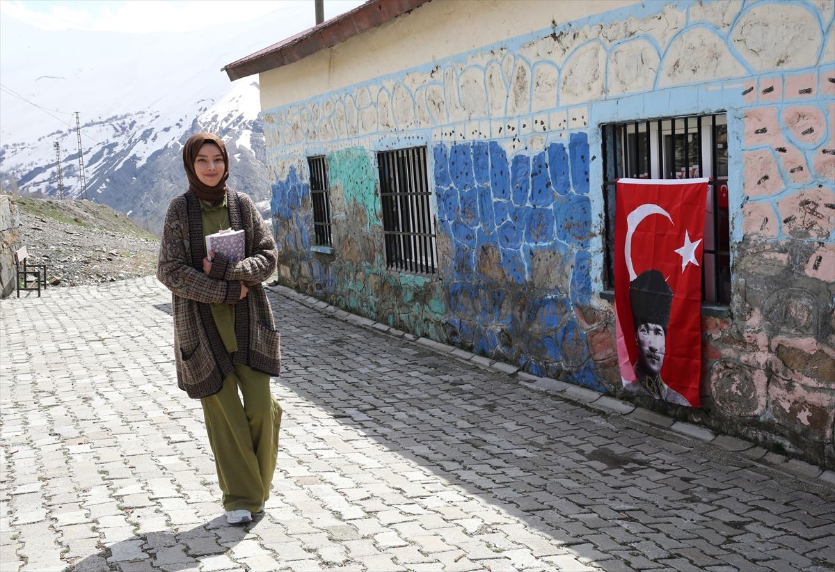Fedakar Öğretmen Hizan\'da Eğitime Destek Oluyor