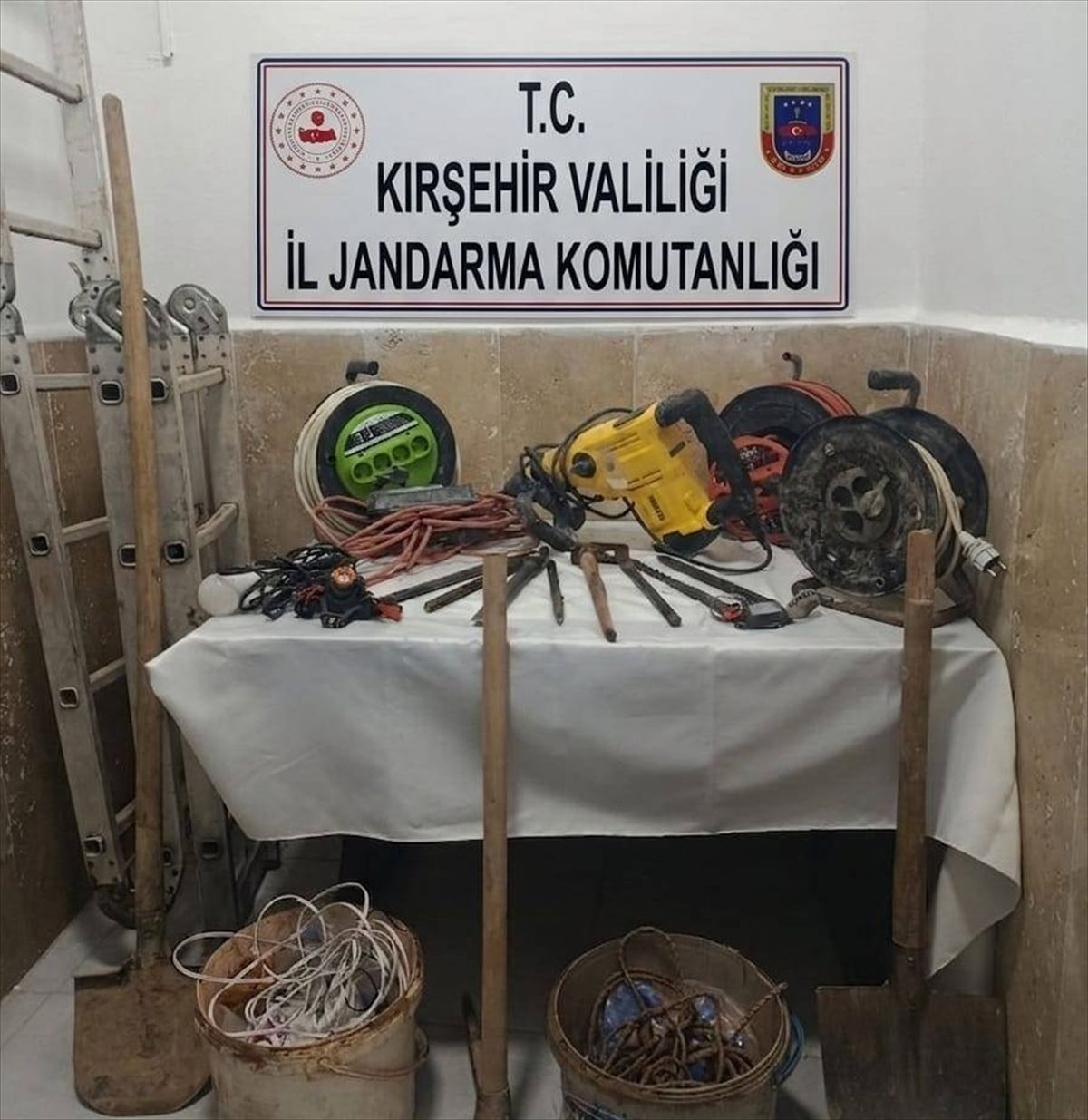 Mucur\'da İzinsiz Kazı Yapan 5 Kişi Gözaltına Alındı