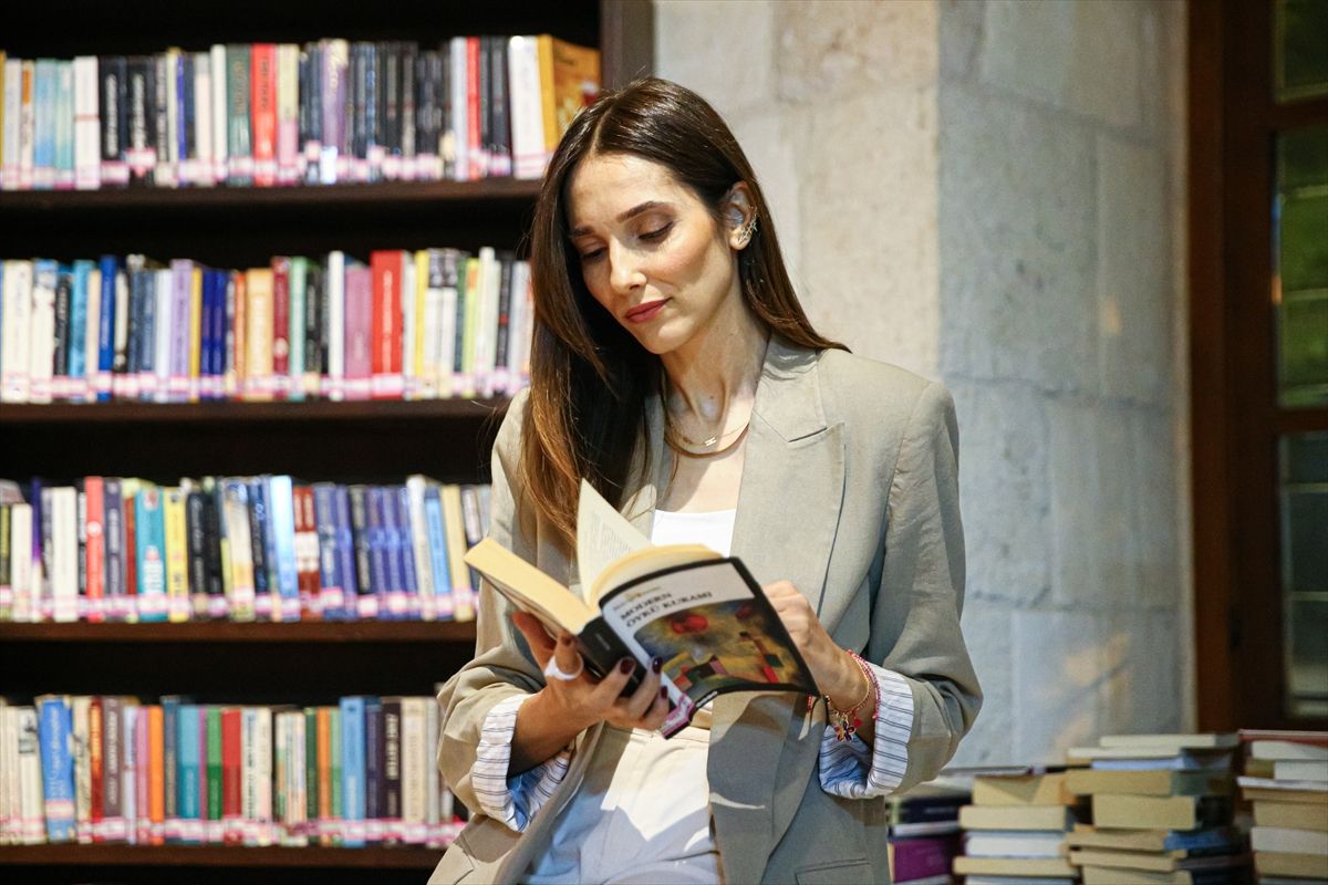 Kitap kulübü kuran kadınlar tarihi kilisedeki kütüphanede okuma günleri düzenliyor