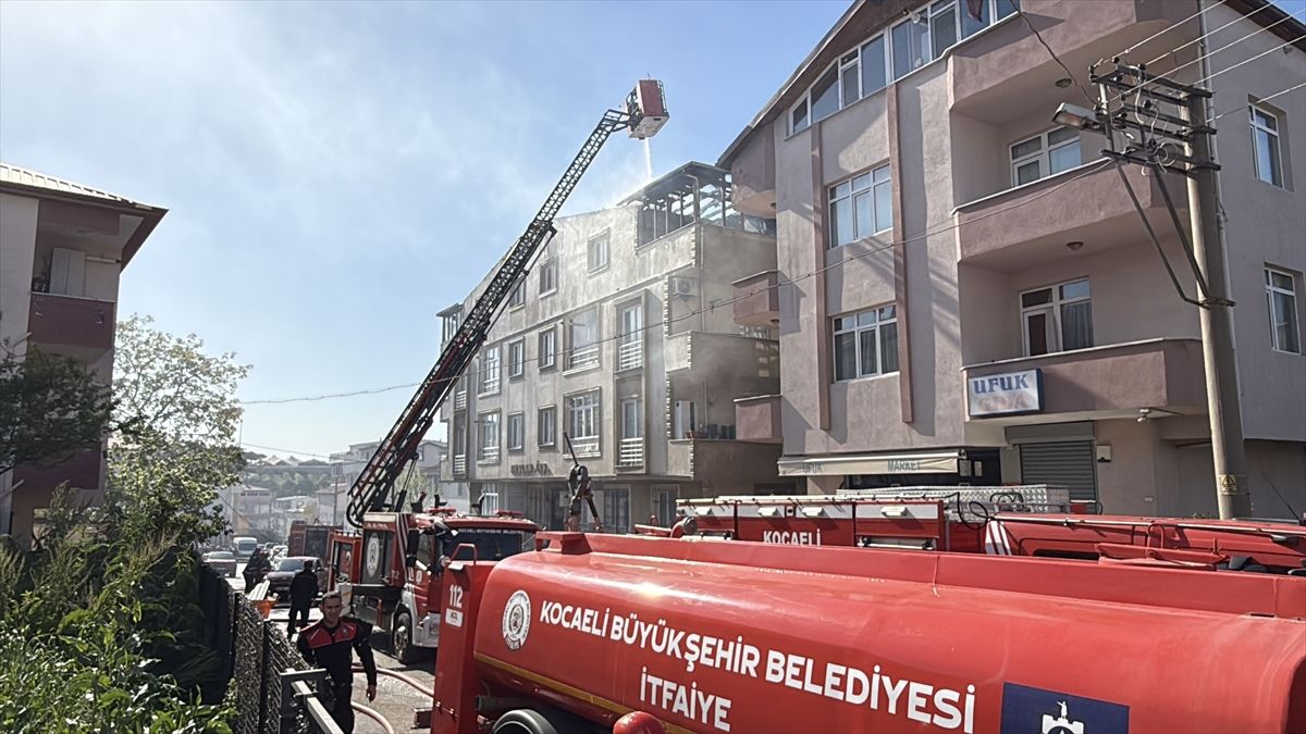 Darıca\'da 5 Katlı Binanın Çatısında Yangın