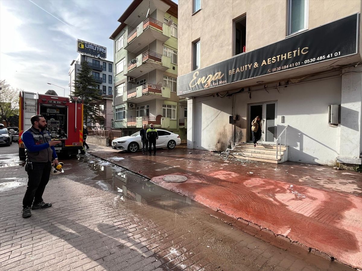 İzmit\'te Doğal Gaz Kutusunda Yangın