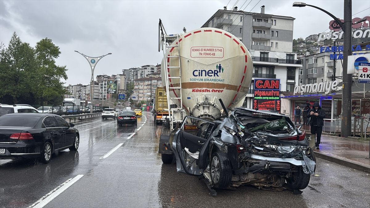 Zincirleme Trafik Kazası: Sürücü Yaralı Kurtuldu