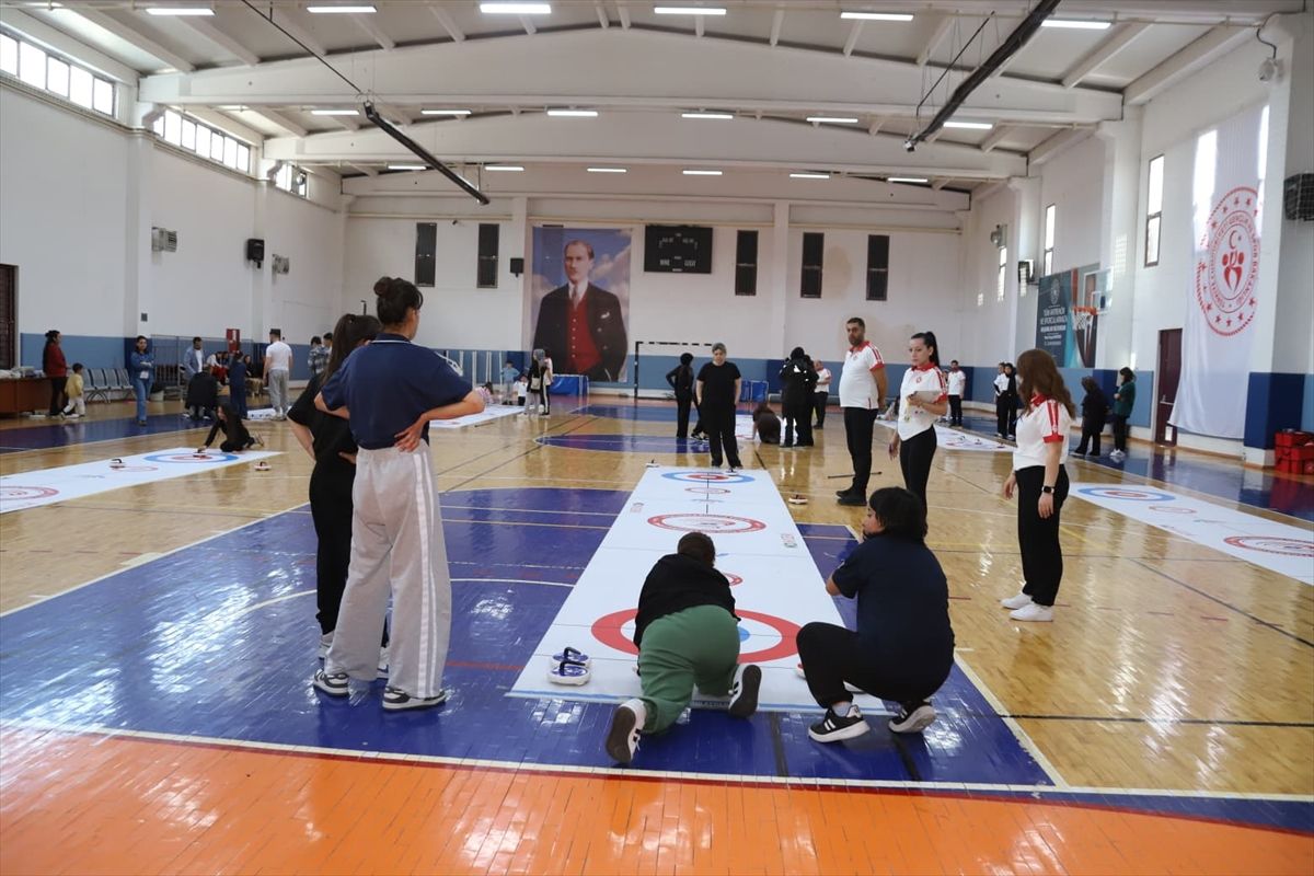 Konya\'da Çocuklar Curling Müsabakasında Yarıştı