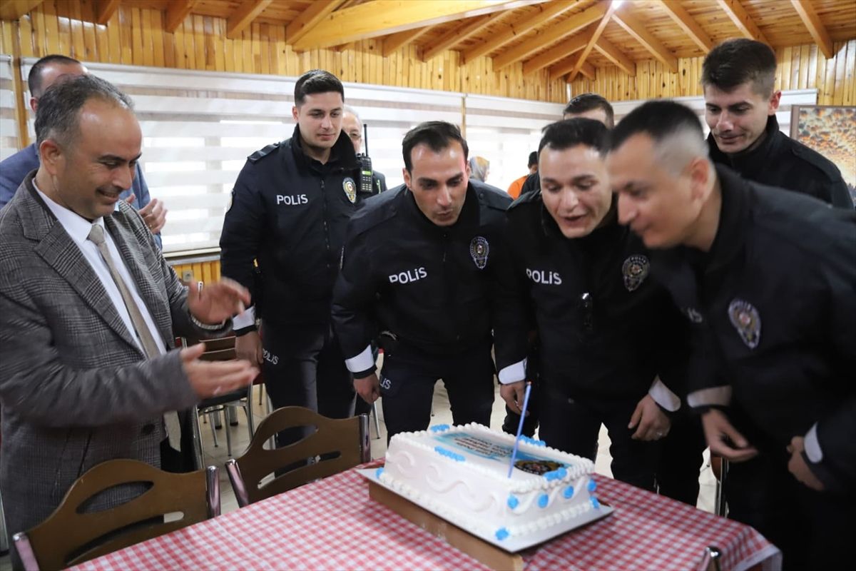 Çocuklardan Polislere Sürpriz Kutlama