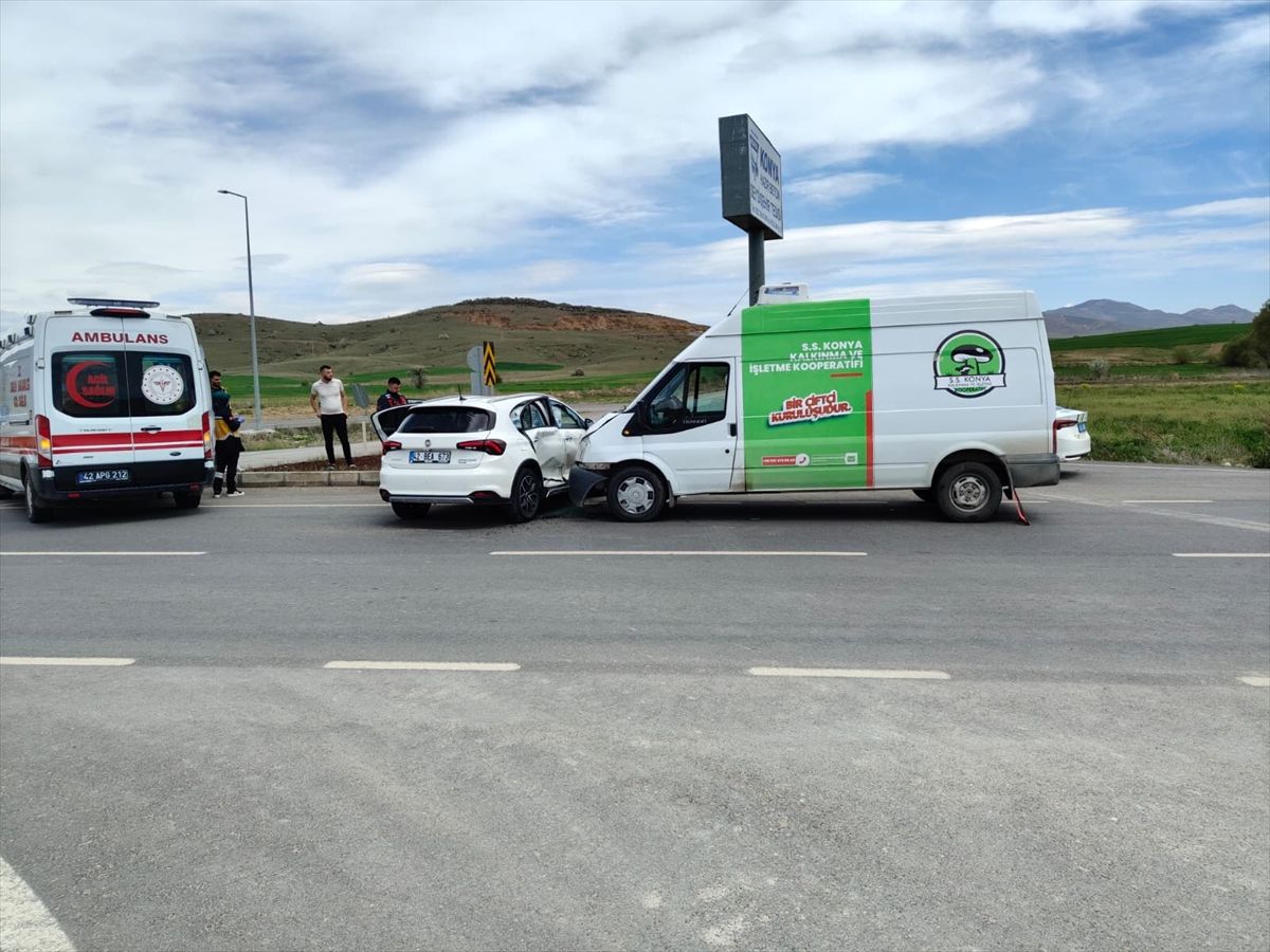 Seydişehir\'de Minibüs Otomobil Çarpıştı: 4 Yaralı