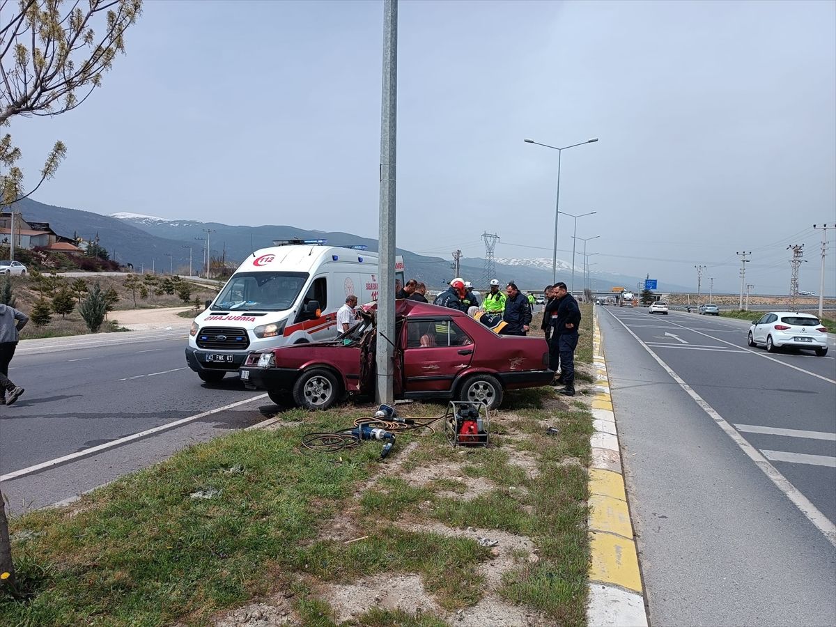 Akşehir\'de Kamyon-Otomobil Çarpıştı: 1 Yaralı