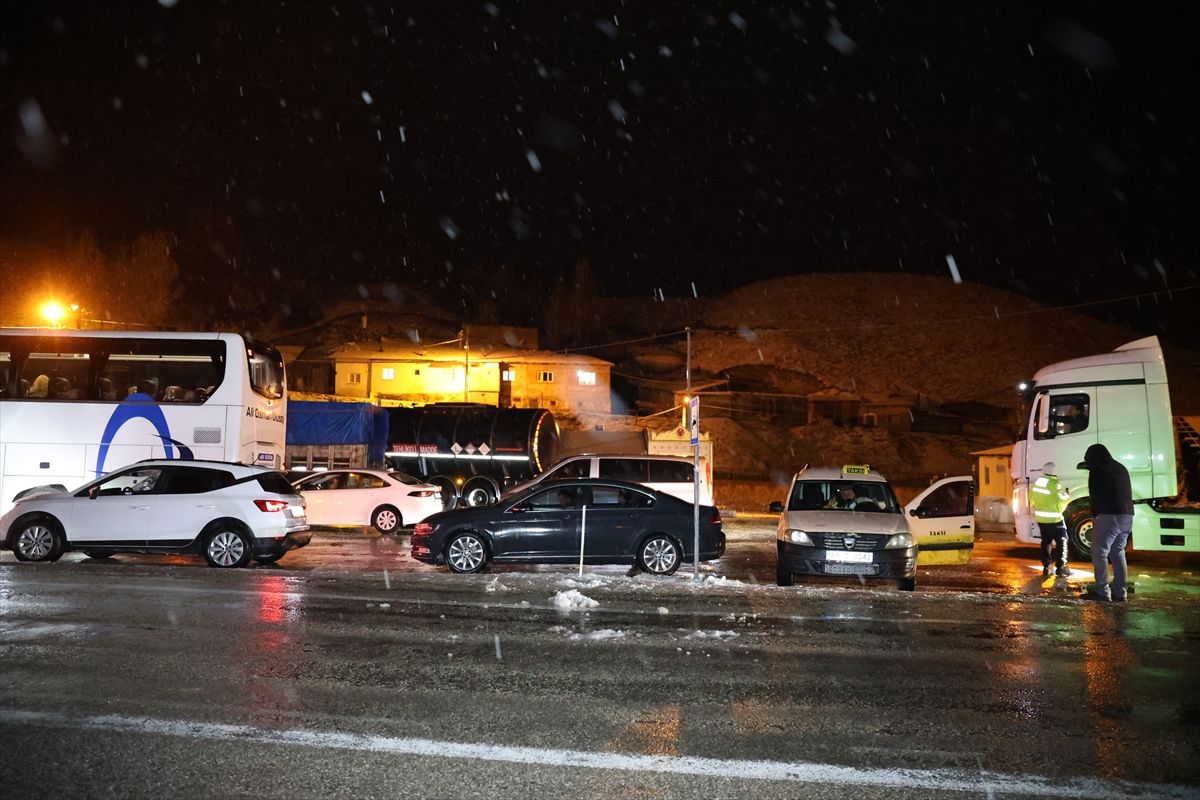 Kop Dağı Geçidi\'nde Kar Aksamaları