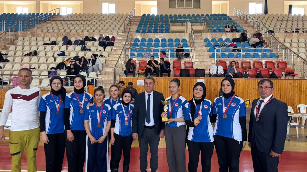 Kumluca\'da Liseler Arası Voleybol Finali Tamamlandı