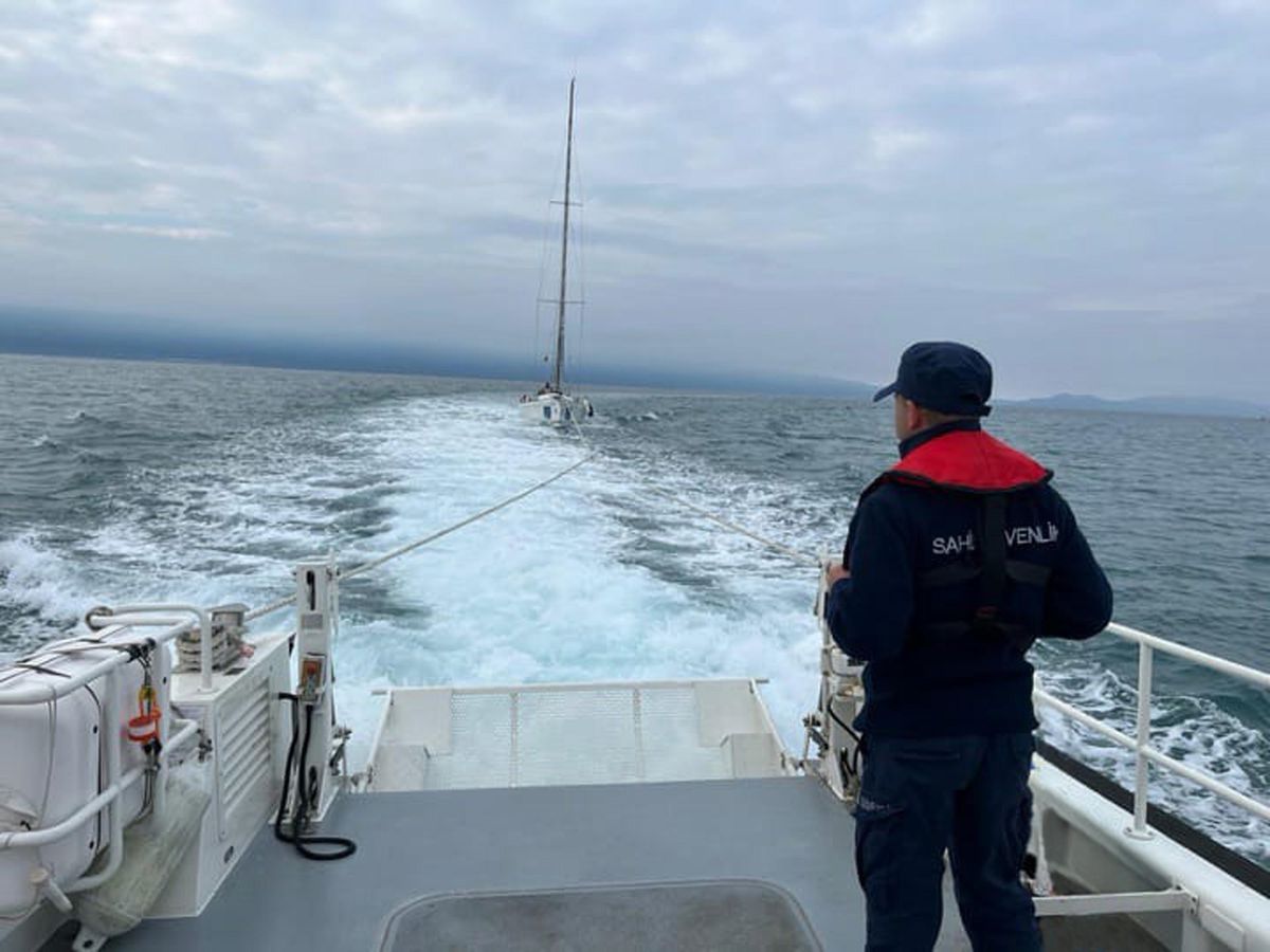 Kuşadası\'nda Sürüklenen Teknedeki 2 Kişi Kurtarıldı