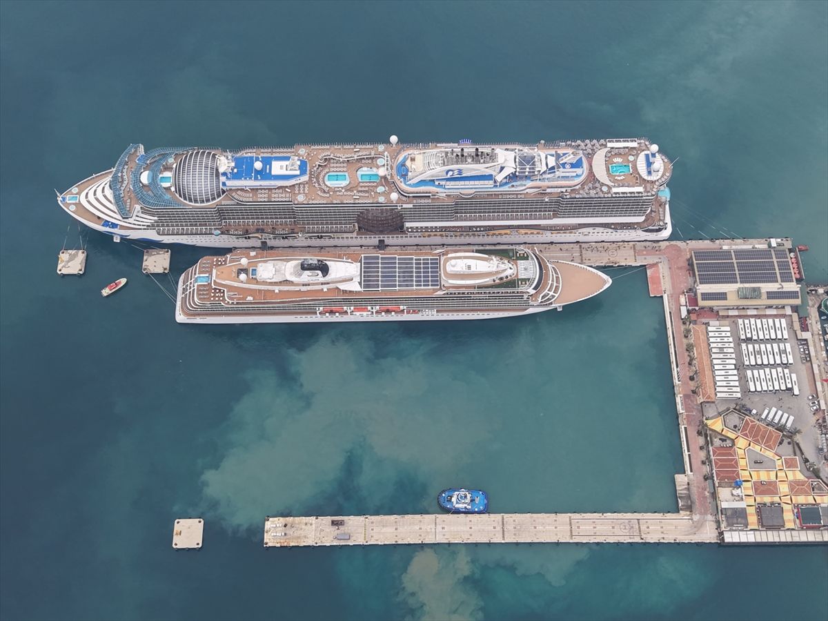 Kuşadası\'na 5 Bin Turist Gelen Dev Gemiler