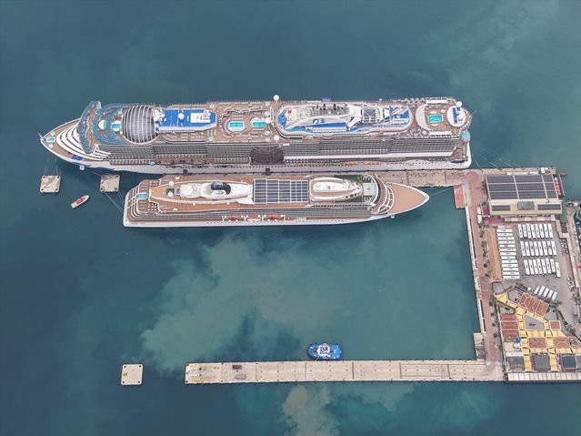 Kuşadası’na 5 Bin Turist Gelen Dev Gemiler