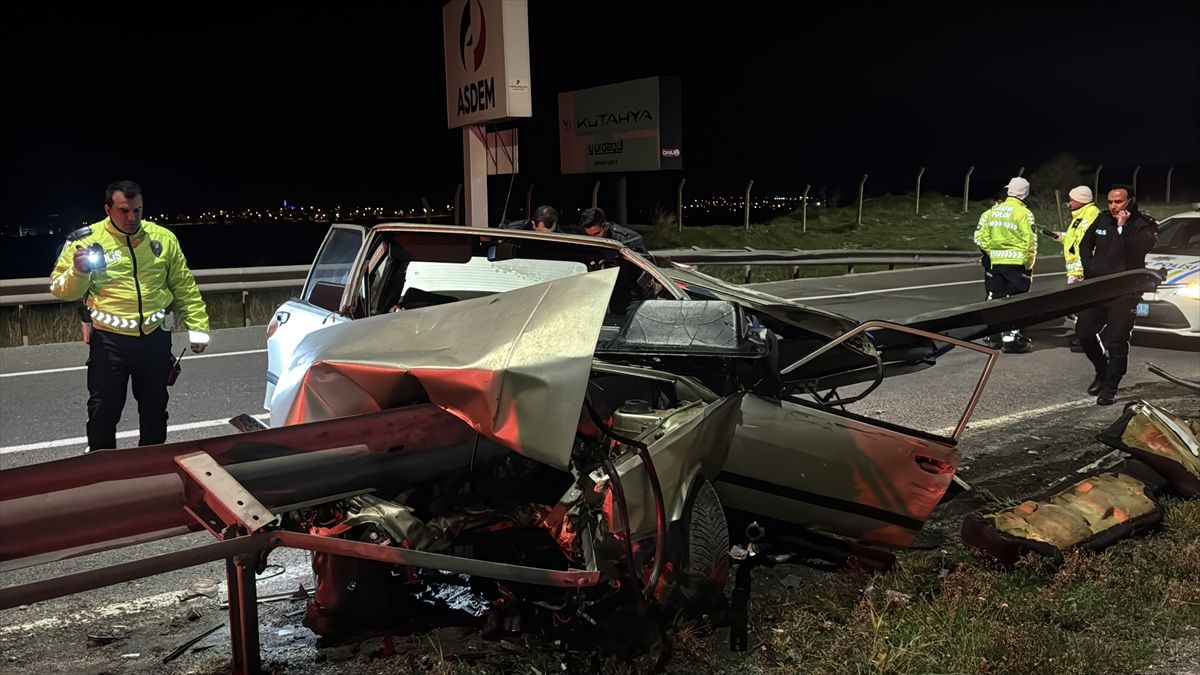 Kütahya\'da Bariyere Çarpan Araçta Sürücü Ağır Yaralandı