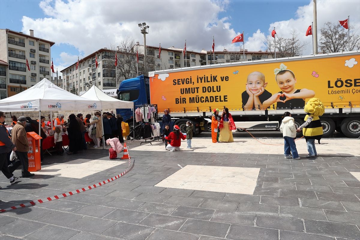 LÖSEV\'den Sivas\'ta İyilikler Tırı
