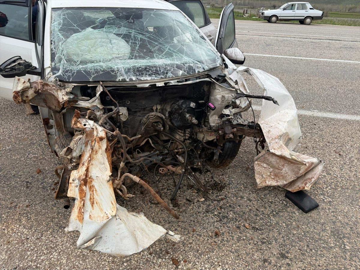 Malatya\'da tabelaya çarpan otomobildeki 2 kişi yaralandı