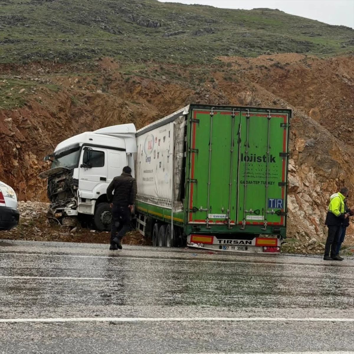 Malatya\'da yoldan çıkan tırın sürücüsü yaralandı