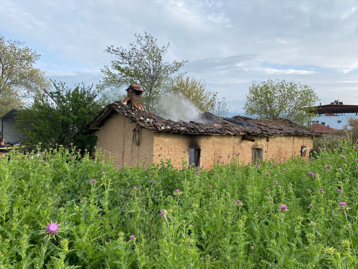 Alaşehir\'de Yangın: 90 Yaşındaki Adam Hayatını Kaybetti
