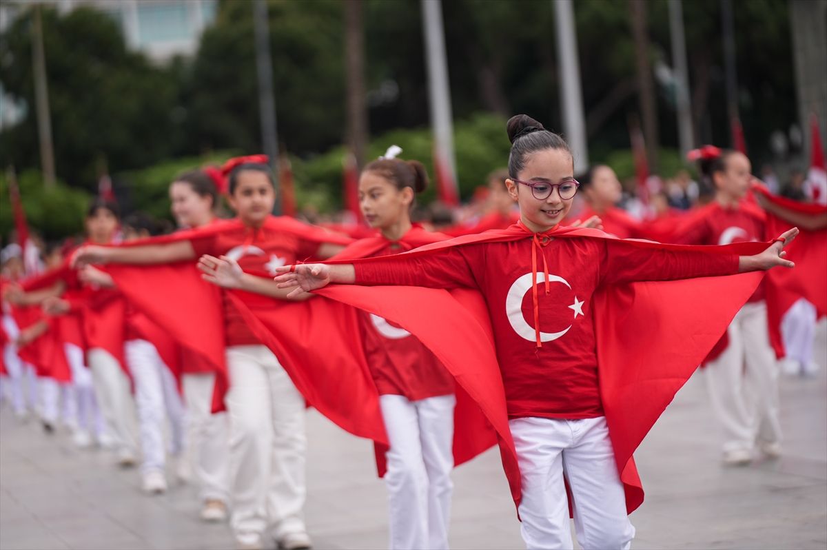 Manisa\'nın ilçelerinde 23 Nisan Ulusal Egemenlik ve Çocuk Bayramı kutlandı