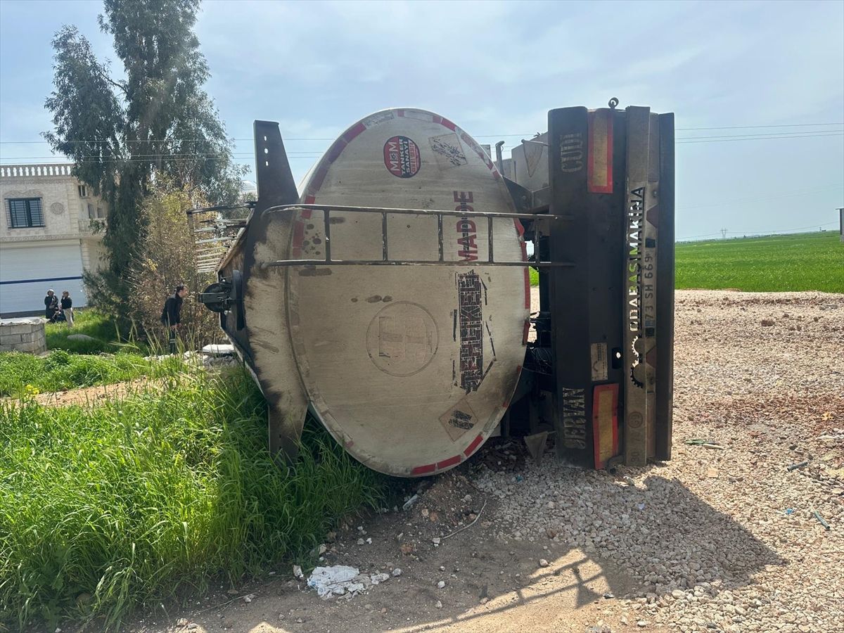 Kızıltepe\'de Tanker Devrildi