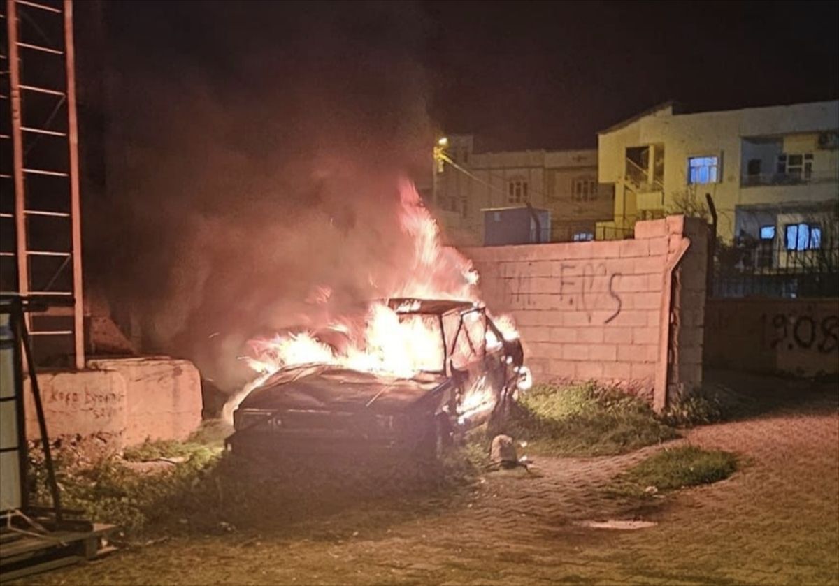 Nusaybin\'de Park Halindeki Araç Yandı