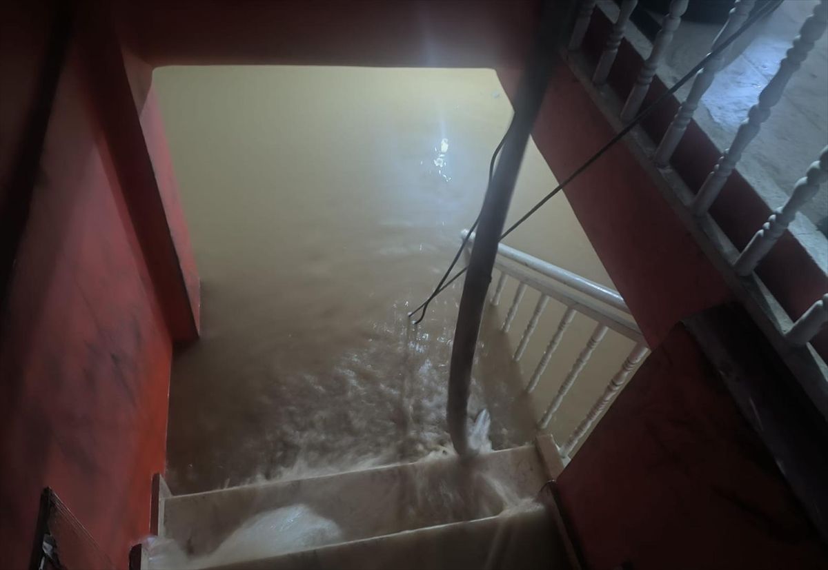 Midyat\'ta Sağanak Su Taşkınlarına Neden Oldu