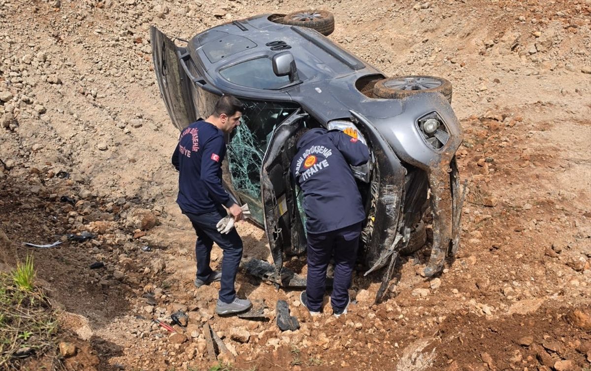 Mardin\'de Araç Devrildi: 3 Yaralı