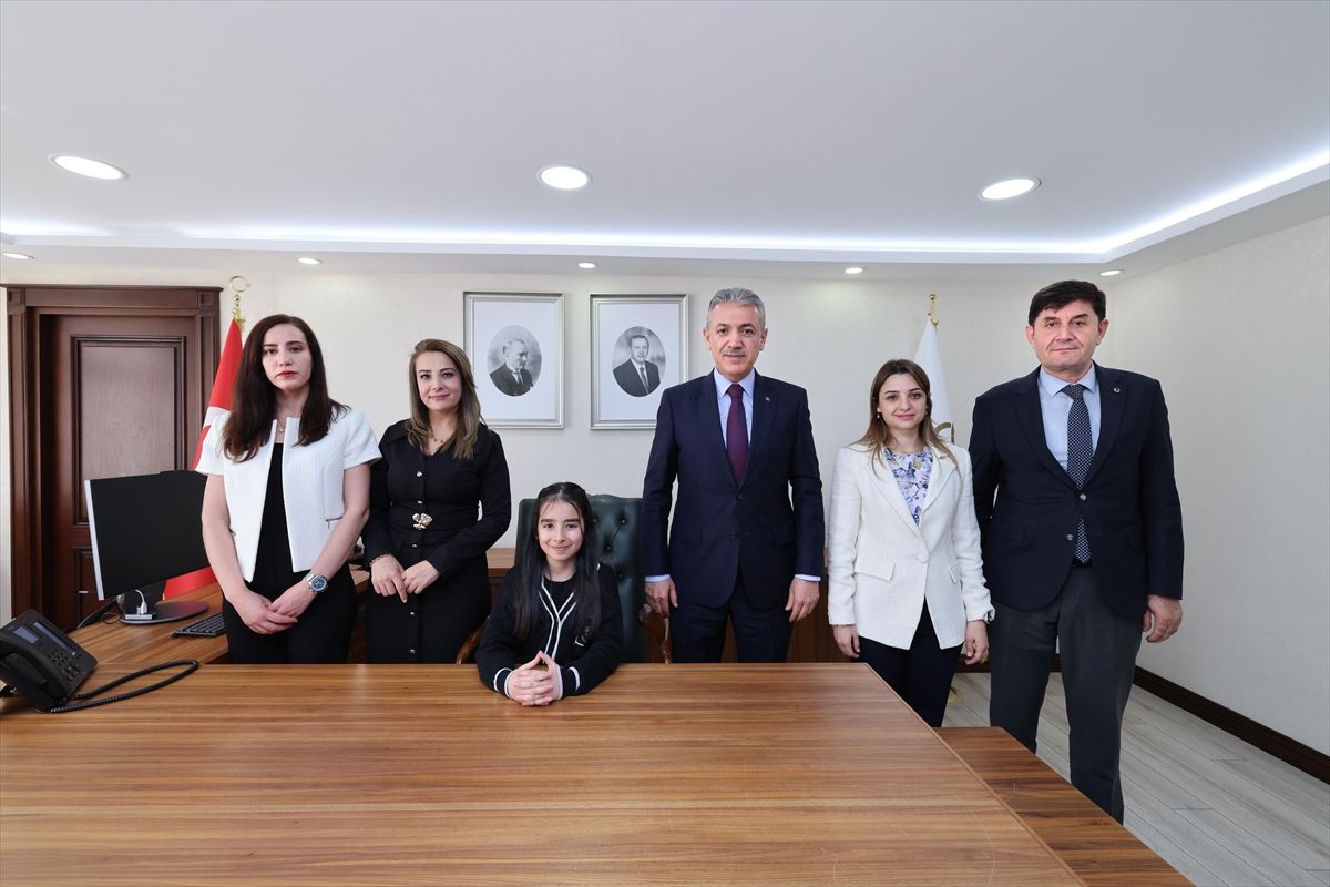 Mardin Valisi Akkoyun, koltuğunu ilkokul öğrencisine devretti