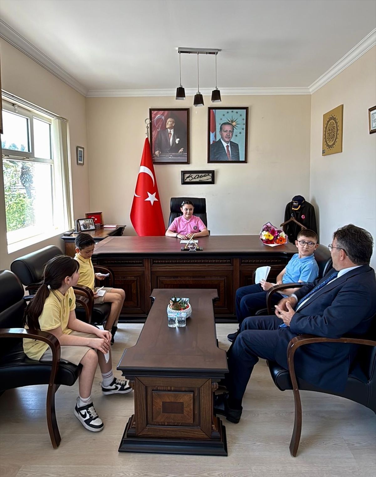 Marmaris Kaymakamı Kaya, temsili olarak koltuğunu öğrencilere devretti