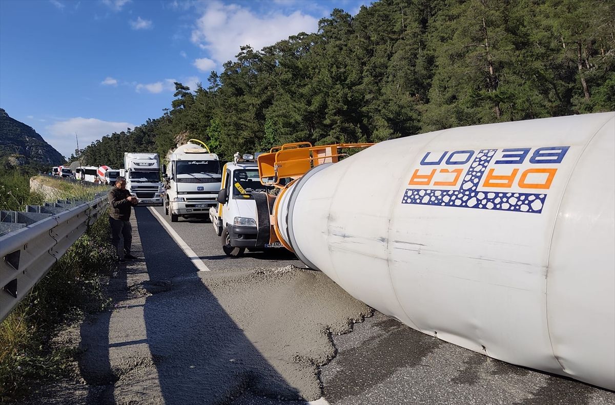Marmaris\'te Beton Mikserinin Devrilmesi