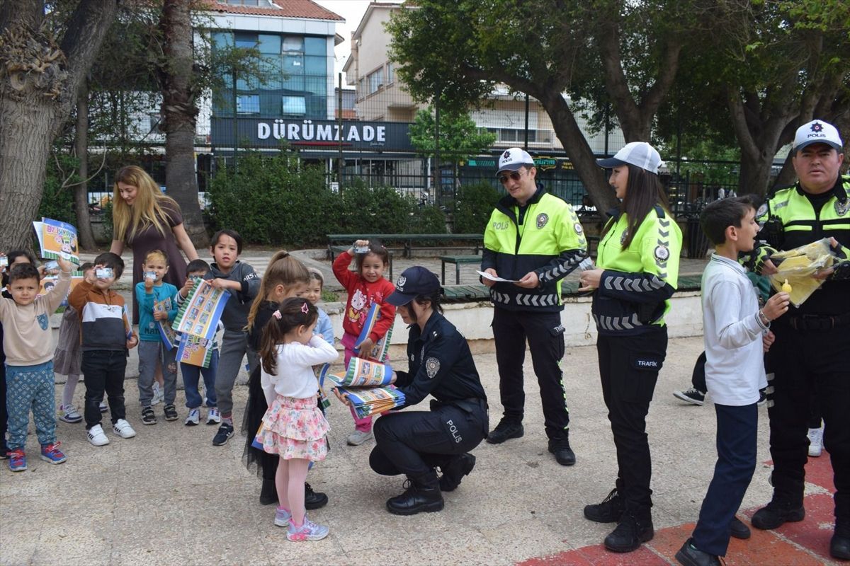 Marmaris\'te Öğrencilerden Polis Ekiplerine Sürpriz Kutlama