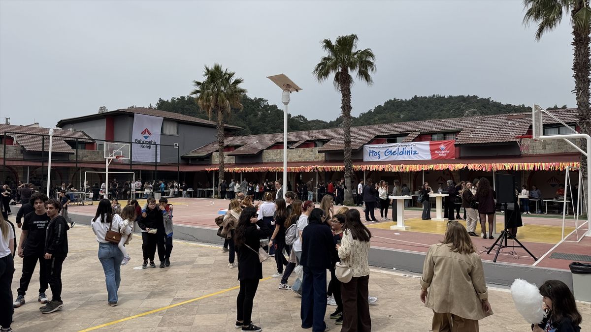 Marmaris\'te Kermesle Öğrencilere Destek