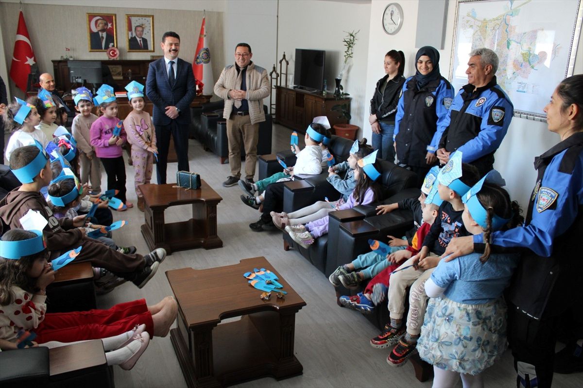 Tarsus\'ta Anaokulu Öğrencilerinden Polis Haftası Kutlaması