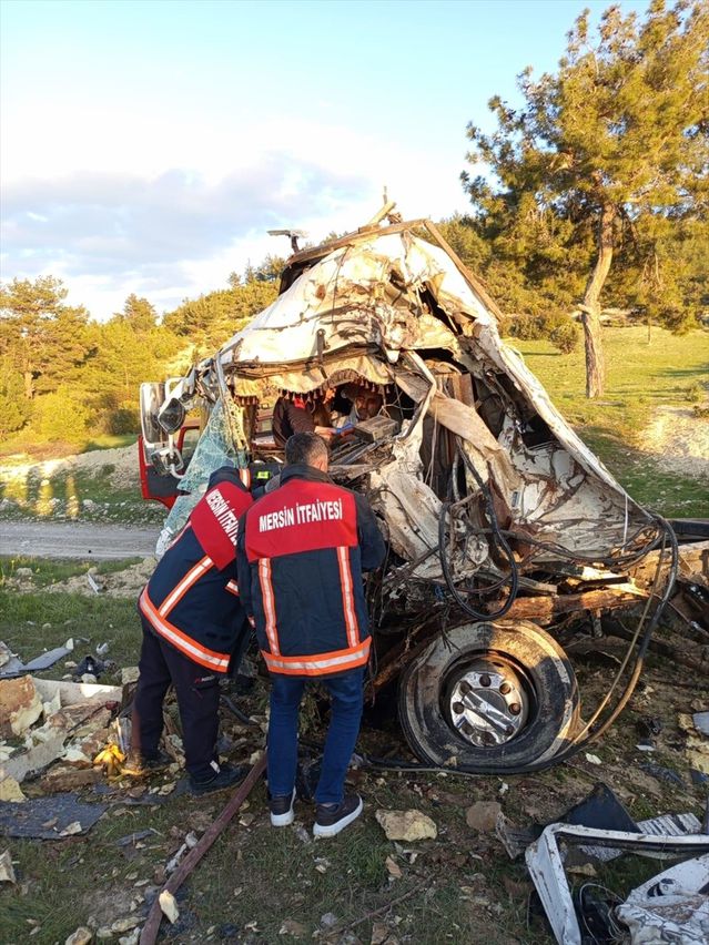 Mersin'de Kamyon Devrildi: Sürücü Yaralandı