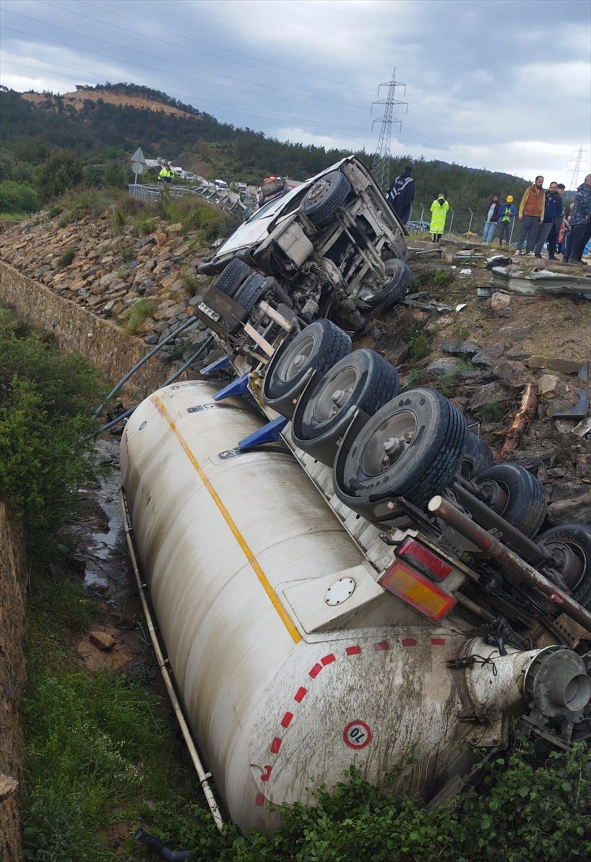 Silifke\'de Tanker Devrildi, Sürücü Kurtarıldı