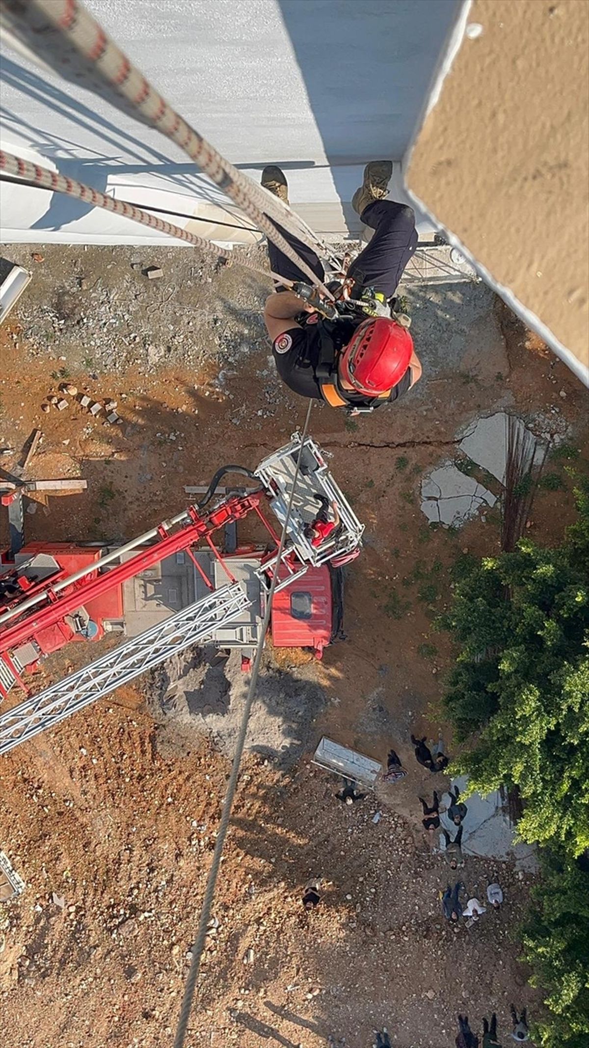Mersin\'de İskeleden Mahsur Kalan İşçilere Kurtarma Operasyonu