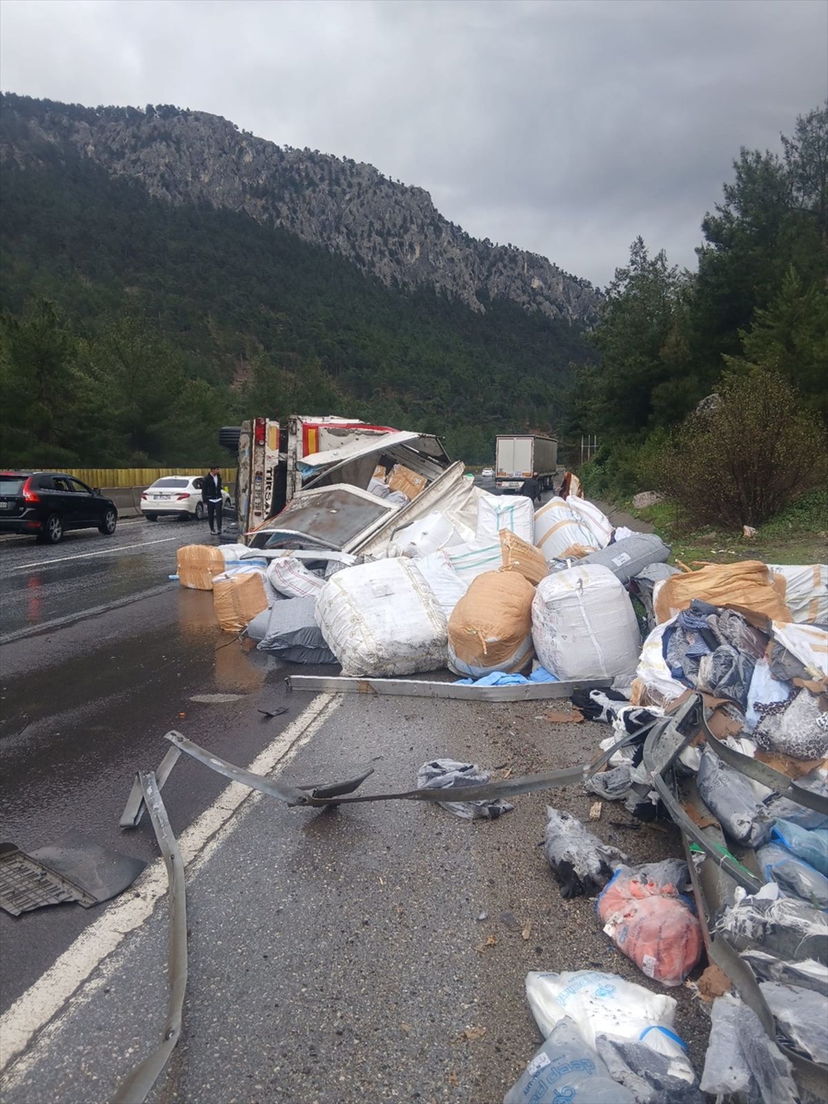 Tarsus\'ta Otoyolda Tır Devrildi