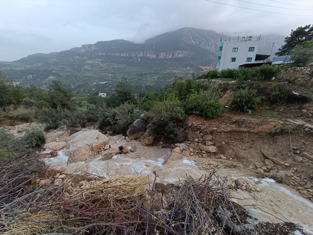 Silifke\'de Sağanak Yağış Yolda Çökme ve Zararlar Oluşturdu