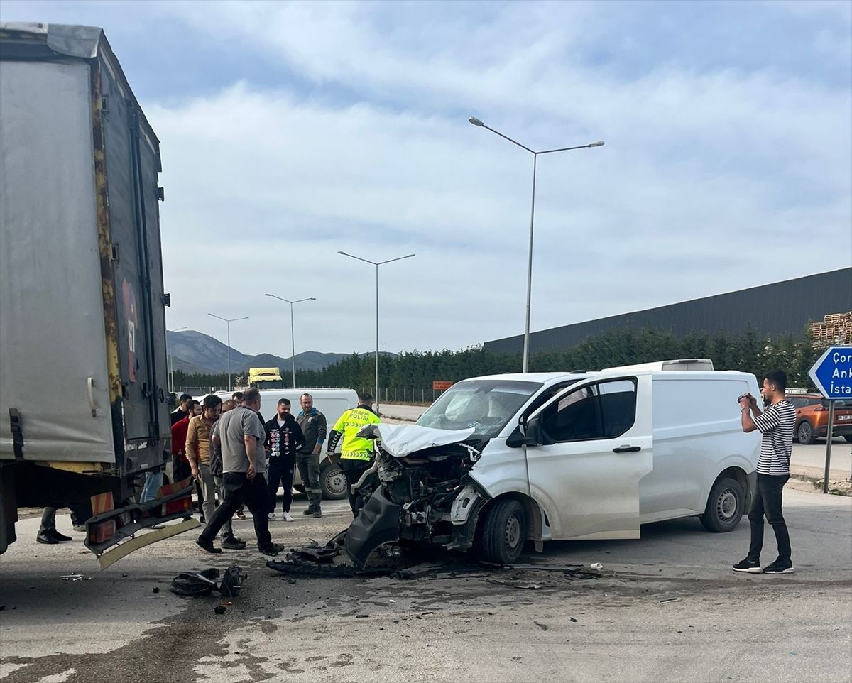 Merzifon\'da Kamyon-Ticari Araç Çarpışması