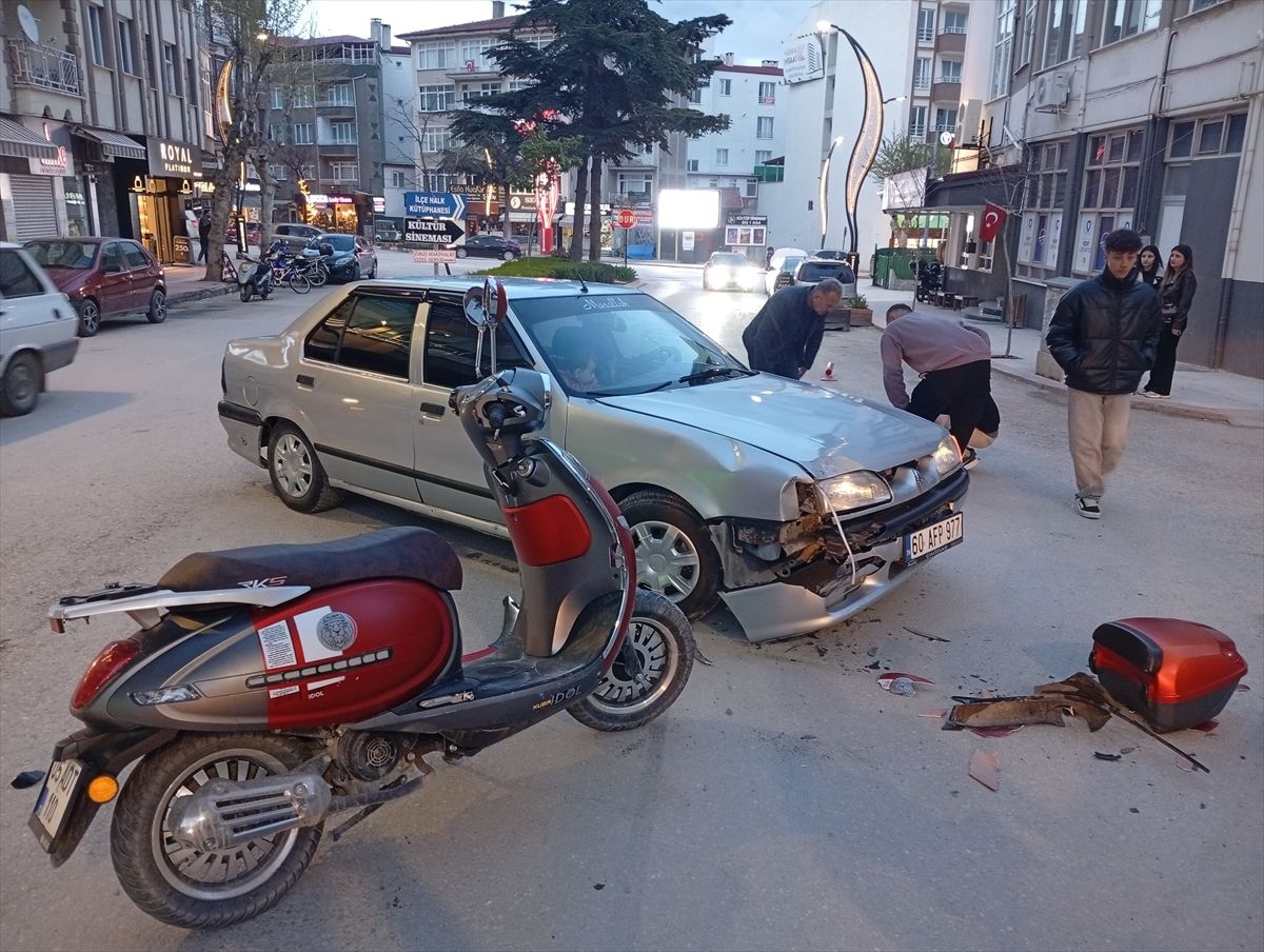 Merzifon\'da Otomobil-Motosiklet Çarpıştı