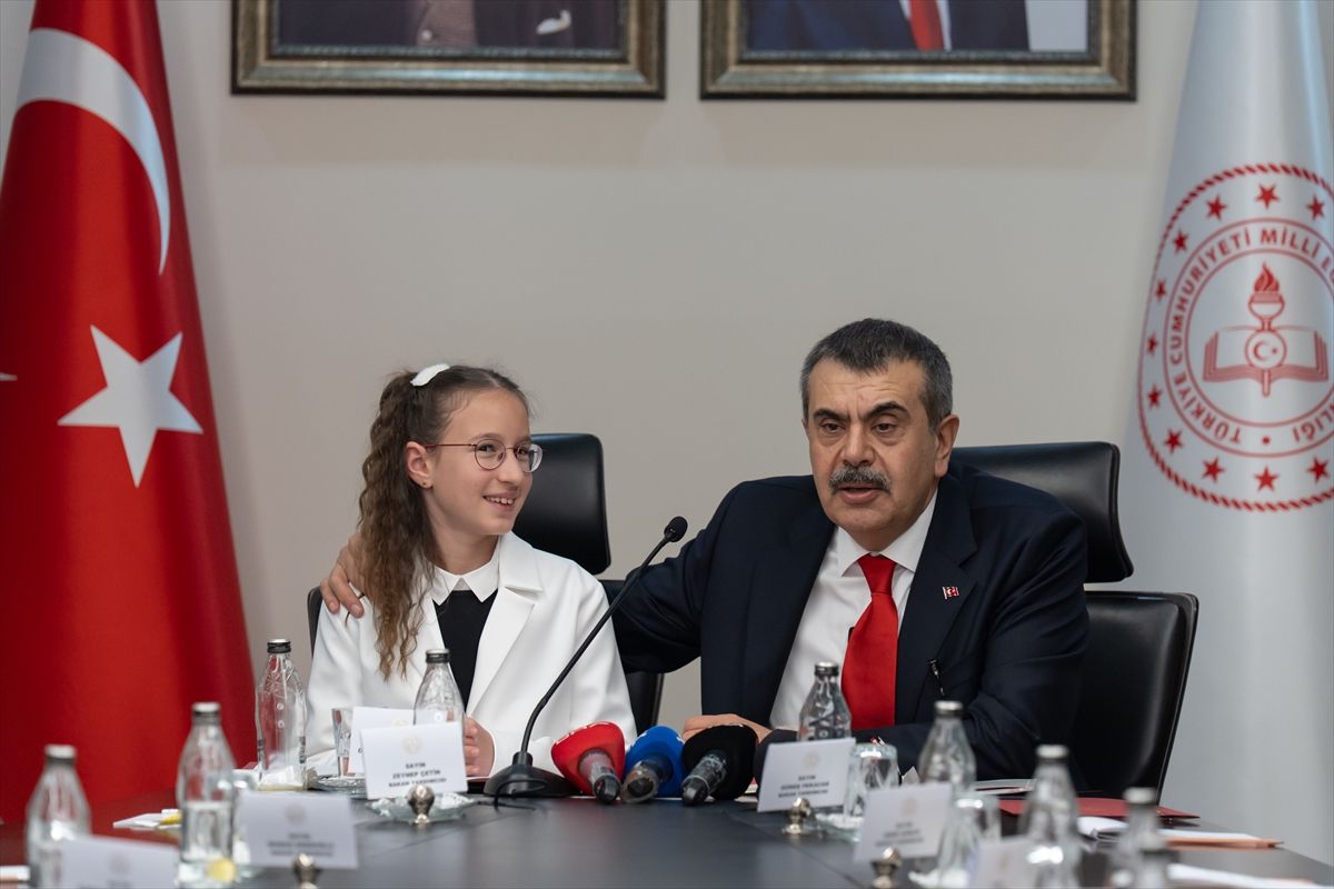 Milli Eğitim Bakanı Tekin, koltuğunu 5. sınıf öğrencisi Defne Bayraktaroğlu\'na devretti