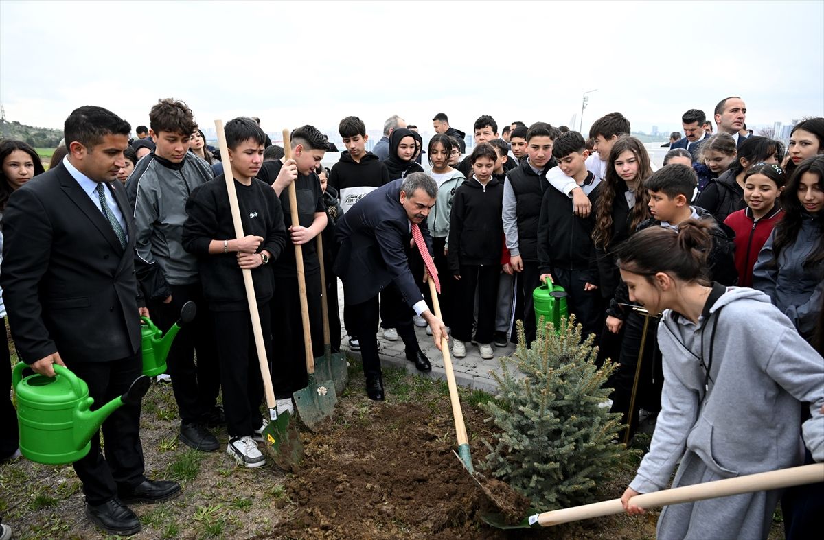 Milli Eğitim Bakanı Tekin, Şehit Öğretmenler Abidesi\'ni ziyaret etti Açıklaması