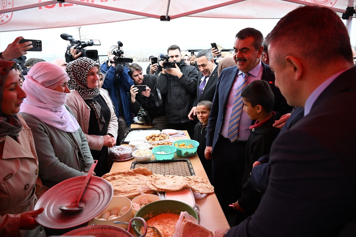 Bakan Tekin Van\'da Öğrencilerle Bir Araya Geldi