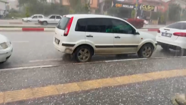 Osmaniye'de sağanak ve dolu yağışı; cadde ve sokaklar beyaza büründü