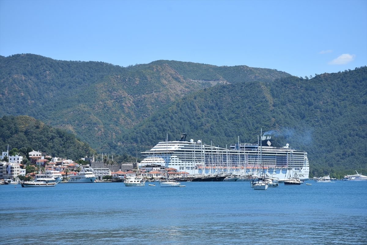 Marmaris\'e Gelen Kruvaziyer Turistlerle Dolu