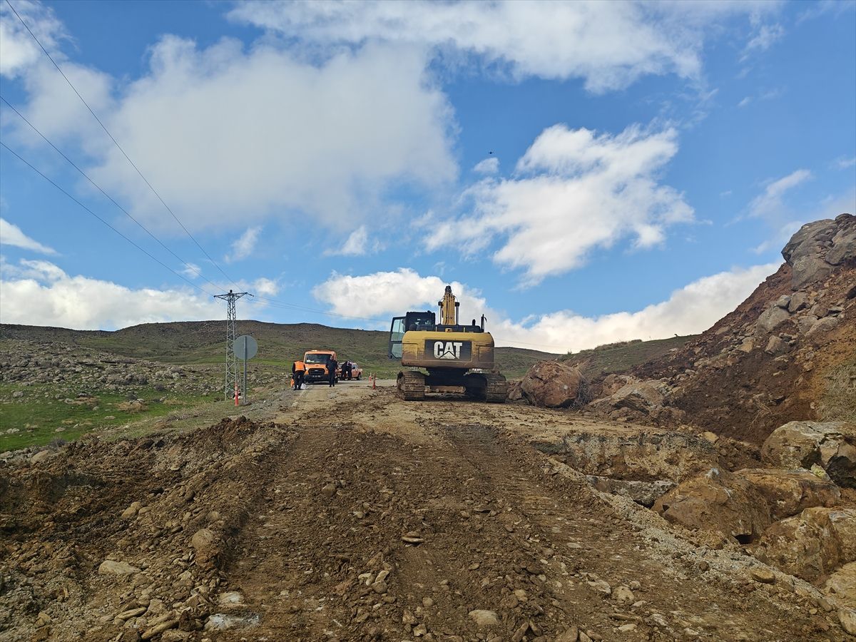 Muş-Kulp Yolu Heyelan Nedeniyle Kapandı